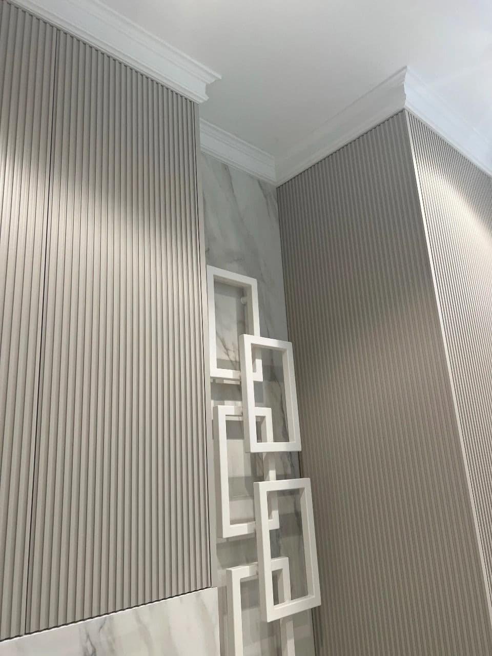 Comment Poser une Corniche de Plafond : Guide Complet Étape par Étape