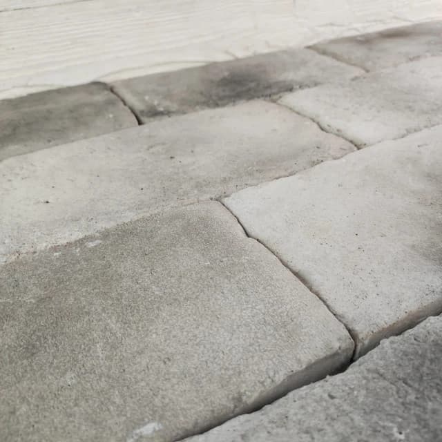 Dalle en ciment gris 1,5 cm pour terrasse extérieure – L : 13.5 cm x H : 27 cm x Ep : 3.5 cm