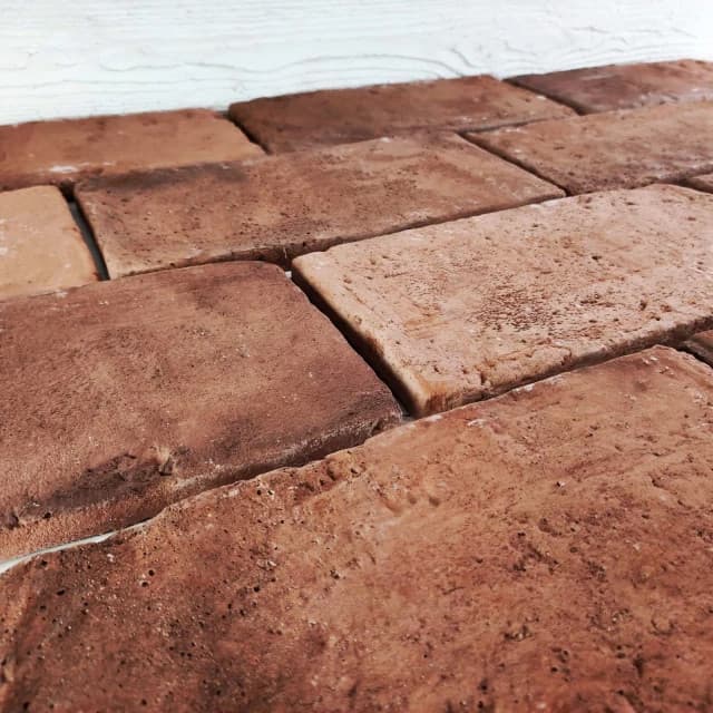 Carreaux de ciment vieille brique brune – L : 13.5 cm x H : 27 cm x Ep : 1.5 cm